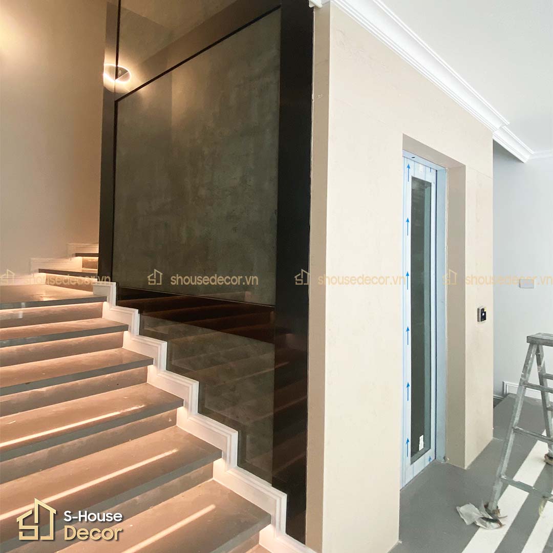 Khung thép được gia cố chắc chắn, kết hợp lớp Fomex tăng cứng giúp đảm bảo độ phẳng và kết cấu ổn định cho bề mặt hoàn thiện