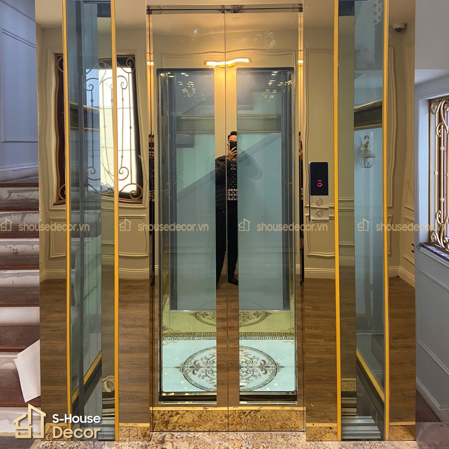 Trang trí thang máy gia đình kính bằng ốp inox vàng