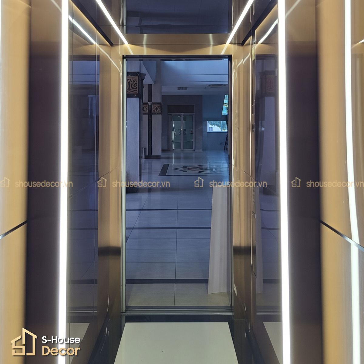 Ứng dụng inox mạ PVD trong trang trí vách cabin thang máy