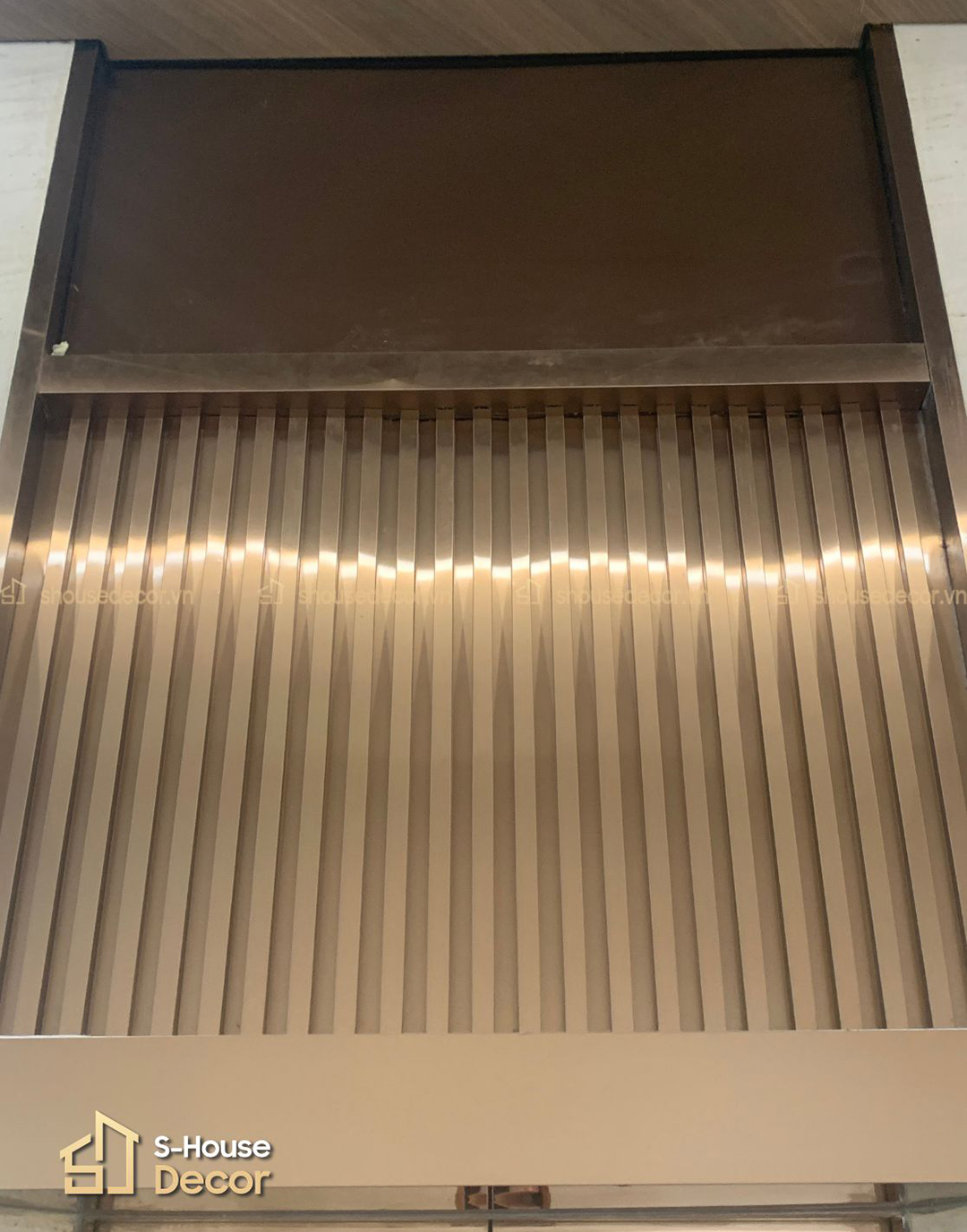 Trang trí trán lám sóng thang máy với inox 304 gương vàng hồng