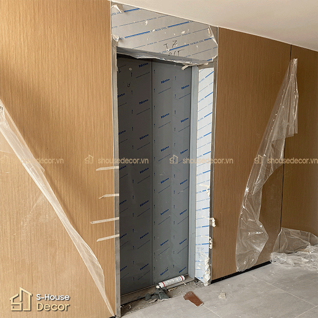 Hạng mục trang trí inox thang máy tại công trình 3A Ngõ Phan Chu Trinh với khung bao inox 304 xước trắng bản rộng.