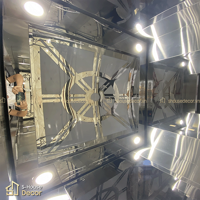 Chi tiết ốp inox cửa thang máy bằng inox 304 trắng gương, tăng hiệu ứng phản chiếu ánh sáng.