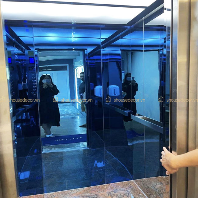 Trang trí mặt tường từ tấm ốp inox xanh dương gương
