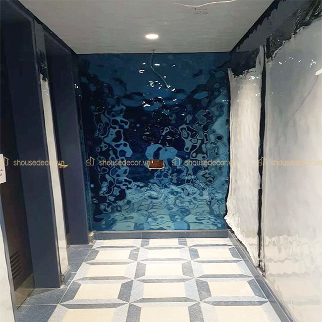 Tường được trang trí từ tấm sóng inox 3D xanh dương 