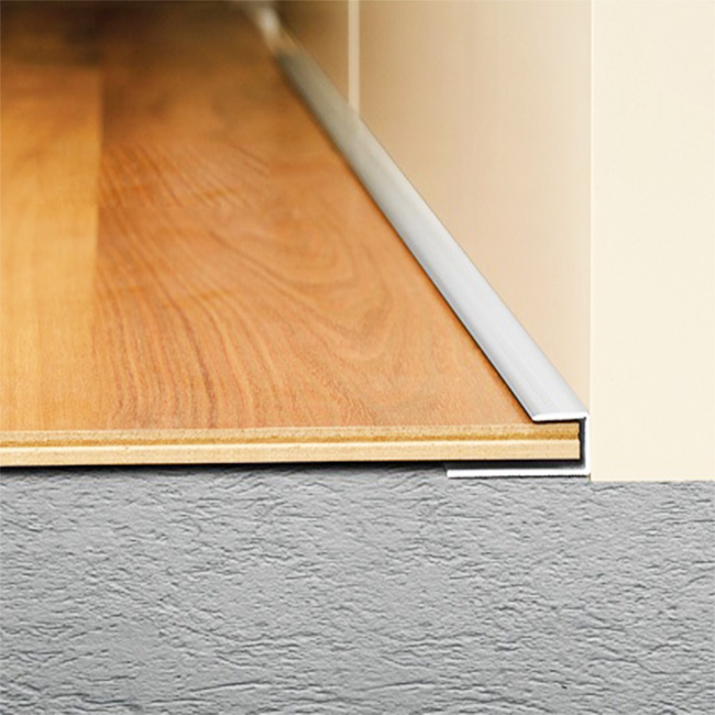 Nẹp C sử dụng ở góc chân tường, nối giữa mảnh gỗ và mặt tường