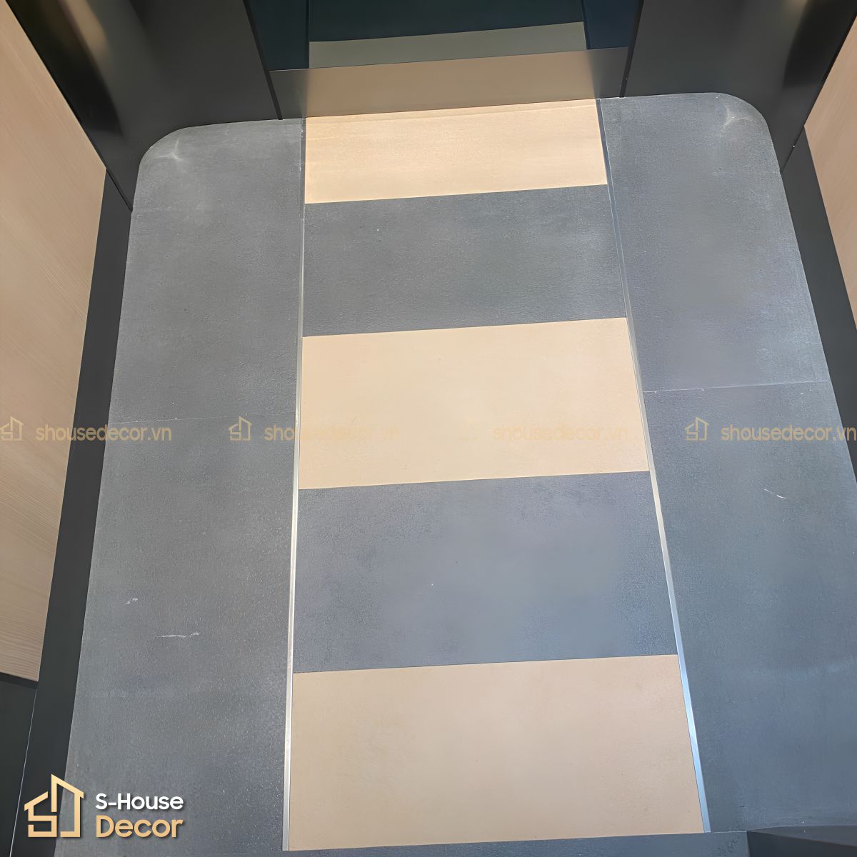 Trang trí cabin thang máy Laminate kết hợp với inox xước đen 2