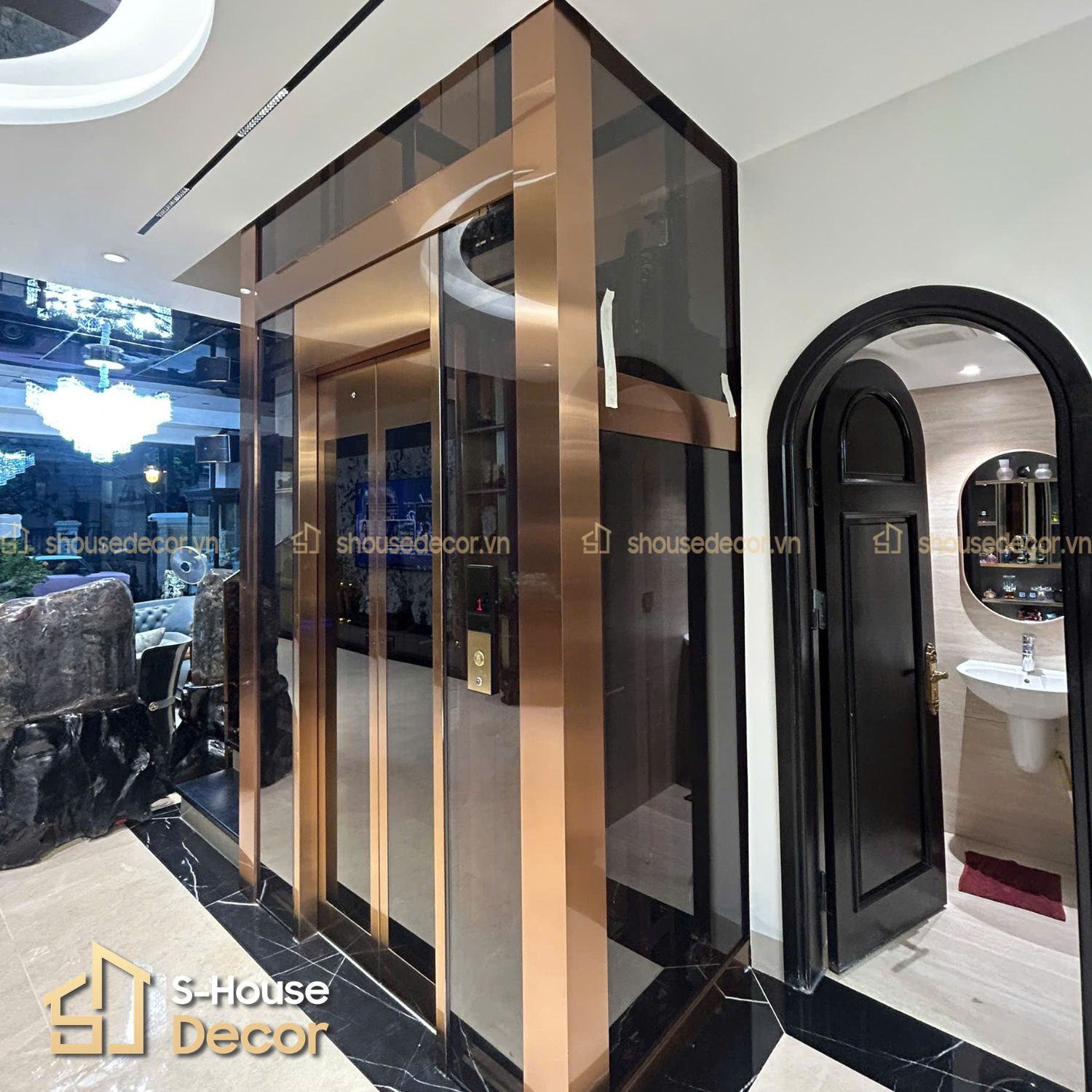 Không gian biệt thự sang trọng với ốp inox khung thép thang máy