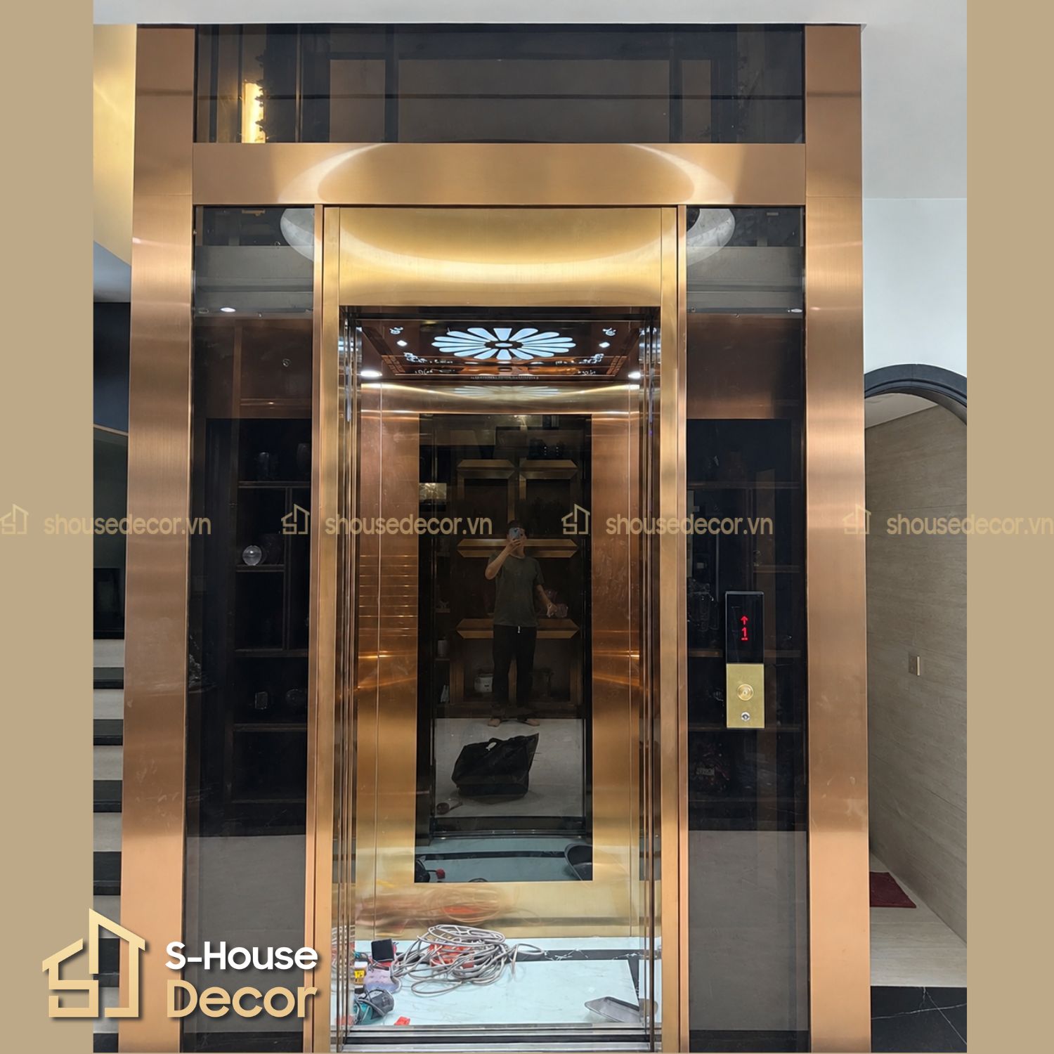 Trang trí ốp inox khung thép thang máy với inox 304 xước đồng