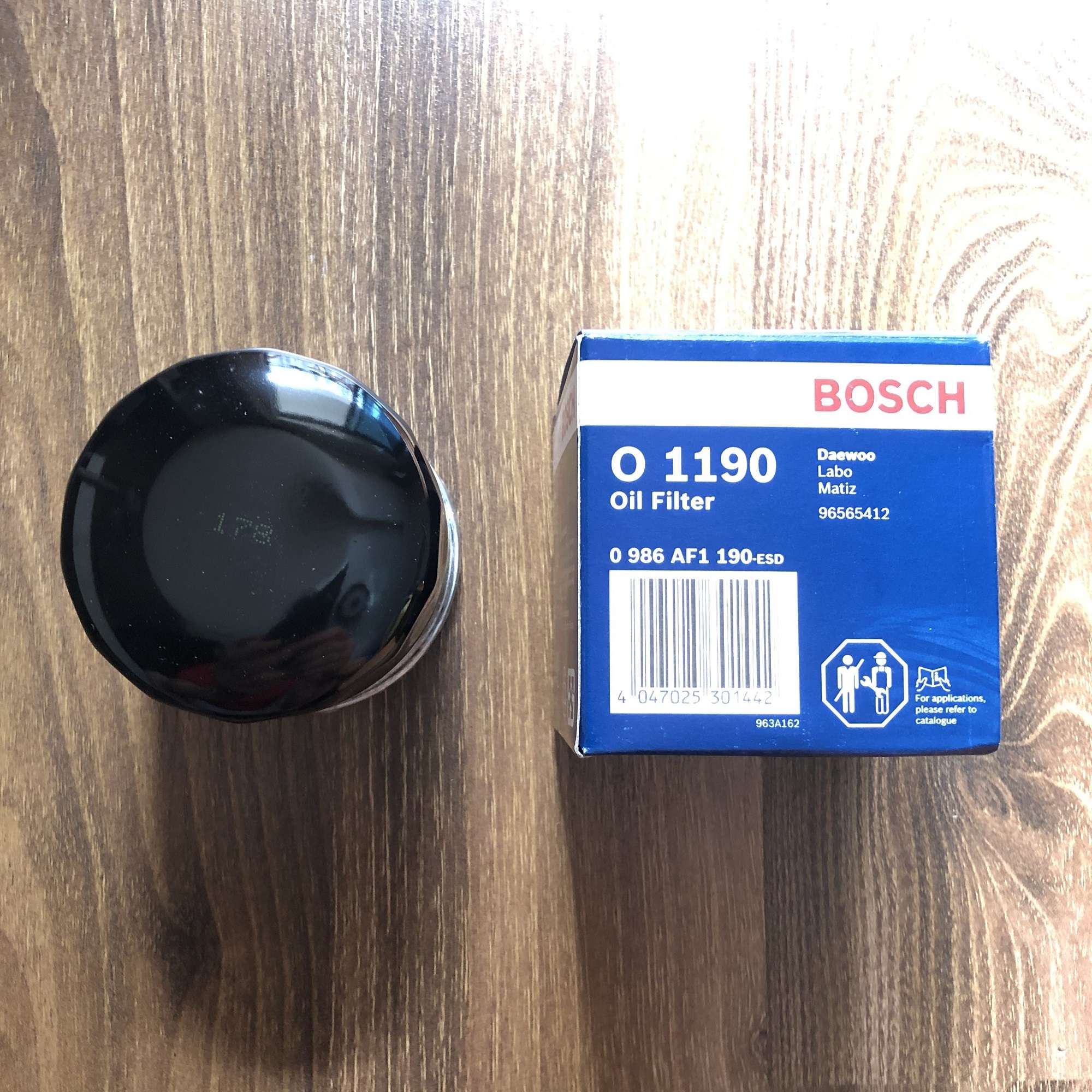 Lọc dầu động cơ Suzuki Swift 1.2 (2018+); XL7 1.5 (2019+); Ertiga 1.5 (2018+); Celerio 1.0 (2017-2020); Ciaz 1.4 (2016+); Carry 500kg; Chevrolet Spark 0.8i; Daewoo Labo; Matiz chính hãng Bosch (0986AF1190; 0986AF0220) (Lọc sắt)