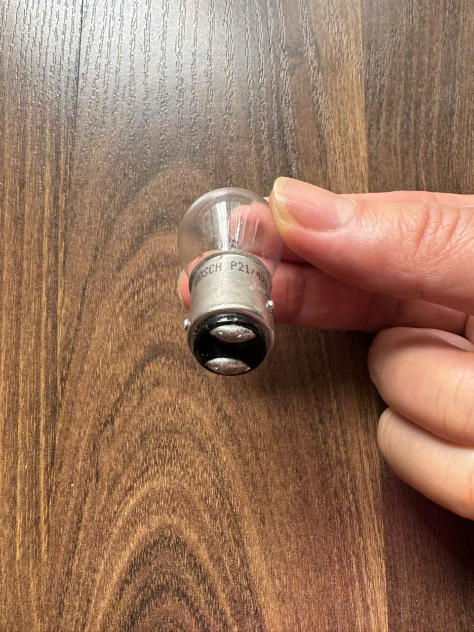 Bóng đèn phanh chân cài 2 tóc trắng ECO P21/4W 12V 4W chính hãng Bosch (1987302813)