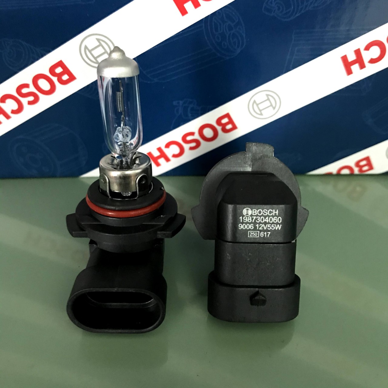 Bóng đèn hiệu năng cao Sportec 4000 - 9006 (HB4), 12V, 55W, P22d chính hãng Bosch (1987304060) (Cặp 2 cái)