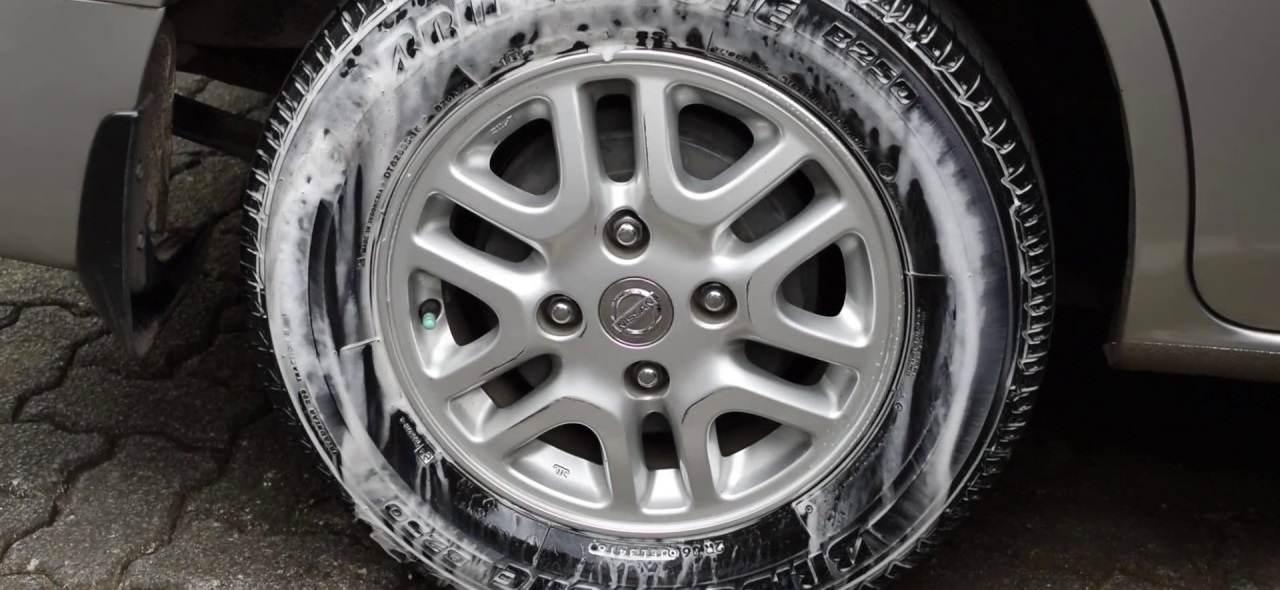 Vệ sinh lốp xe ô tô dạng bọt Bullsone chính hãng (550ml) First Class Tire Clean & Shine
