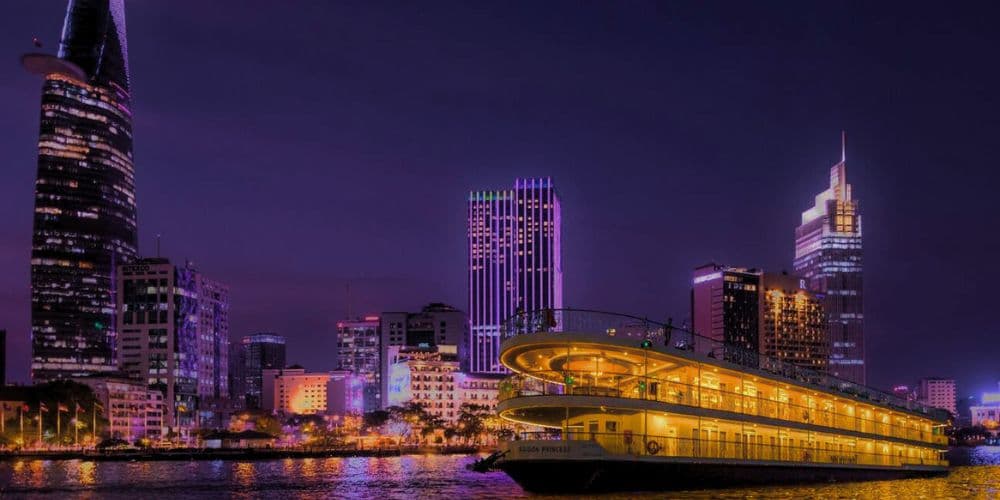 Ngắm Trọn Sài Gòn Hoa Lệ Về Đêm Bên Bến Bạch Đằng