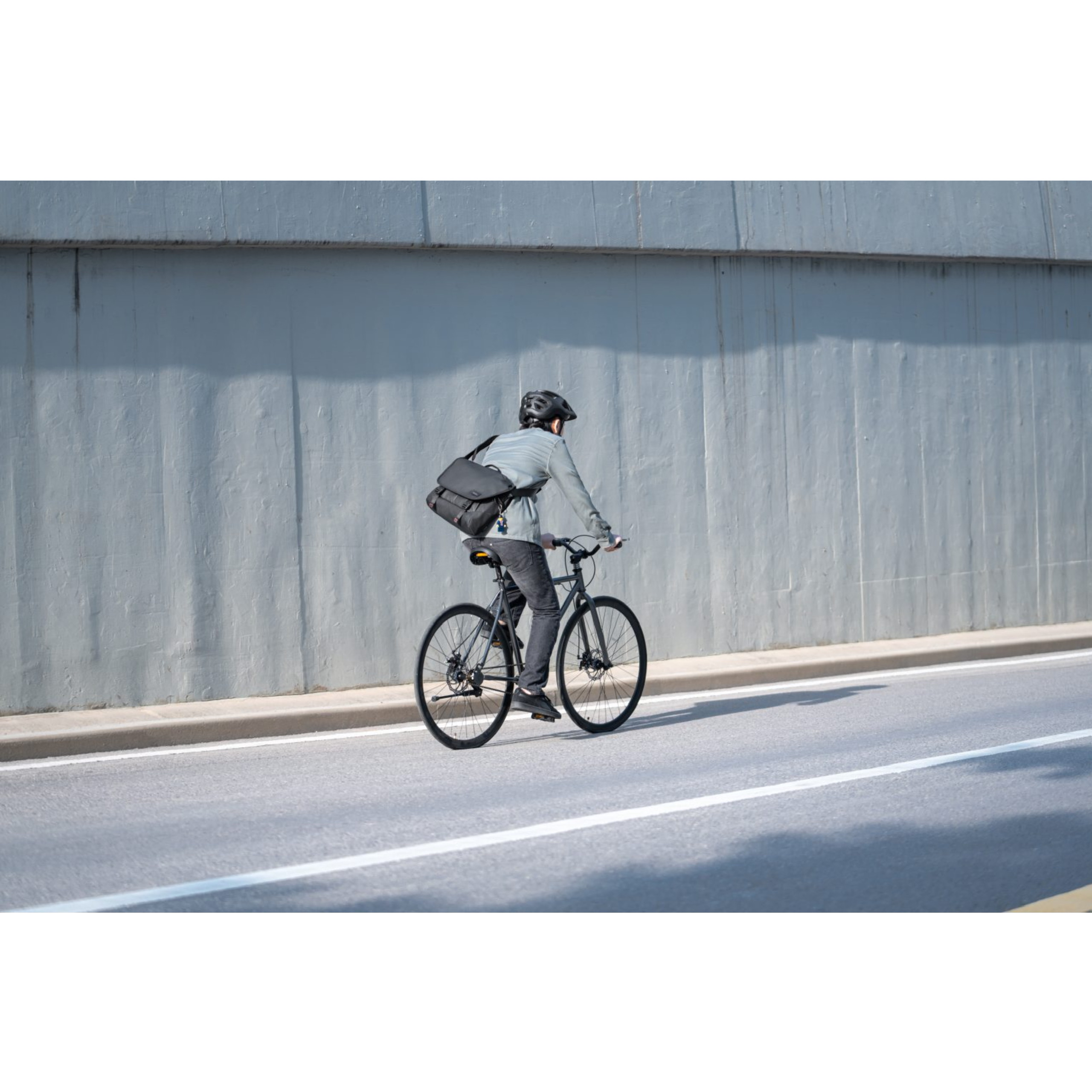 Túi Đeo Chéo Laptop TOMTOC Premium Messenger Bag Commuting and Travel Macbook 16 inch T22M1D1