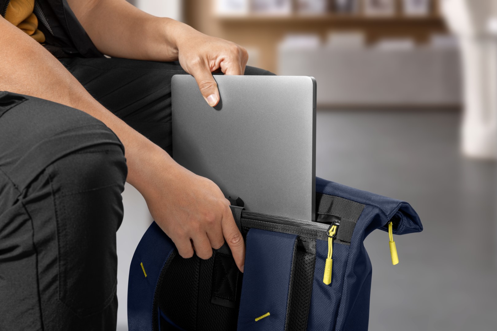 Balo Du Lịch Laptop 15.6 Inch TOMTOC DAYPACK T61 Dành Cho MacBook 16 Inch Sức Chứa 23L - tại Balonation.vn
