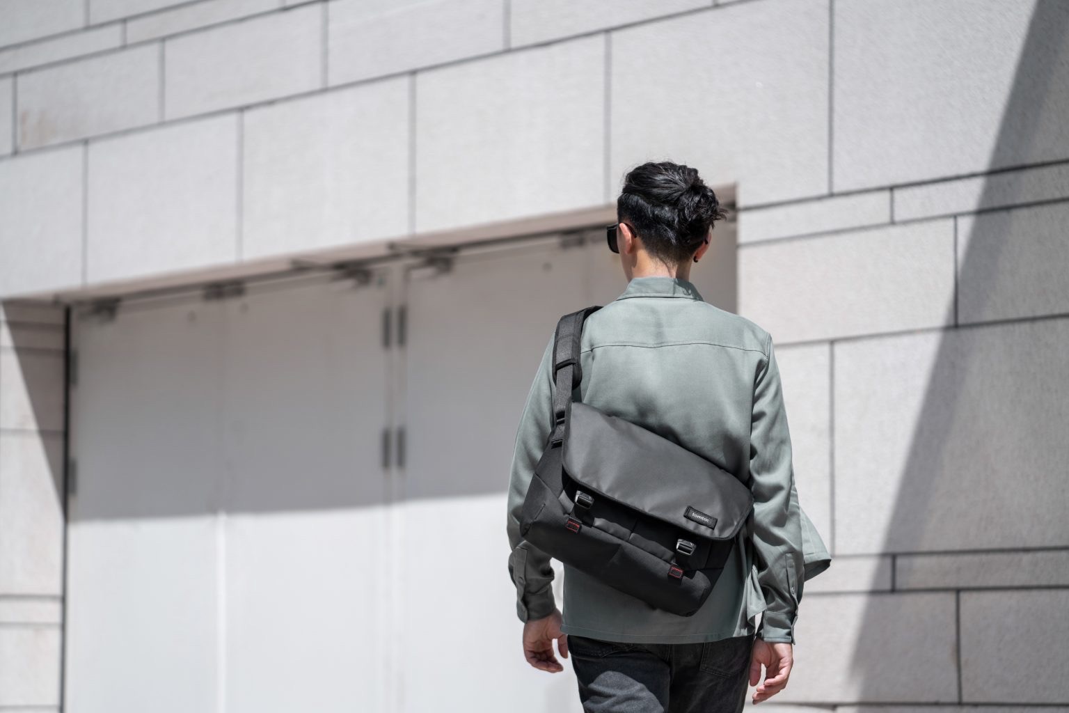 Túi Đeo Chéo Laptop TOMTOC Premium Messenger Bag Commuting and Travel Macbook 16 inch T22M1D1