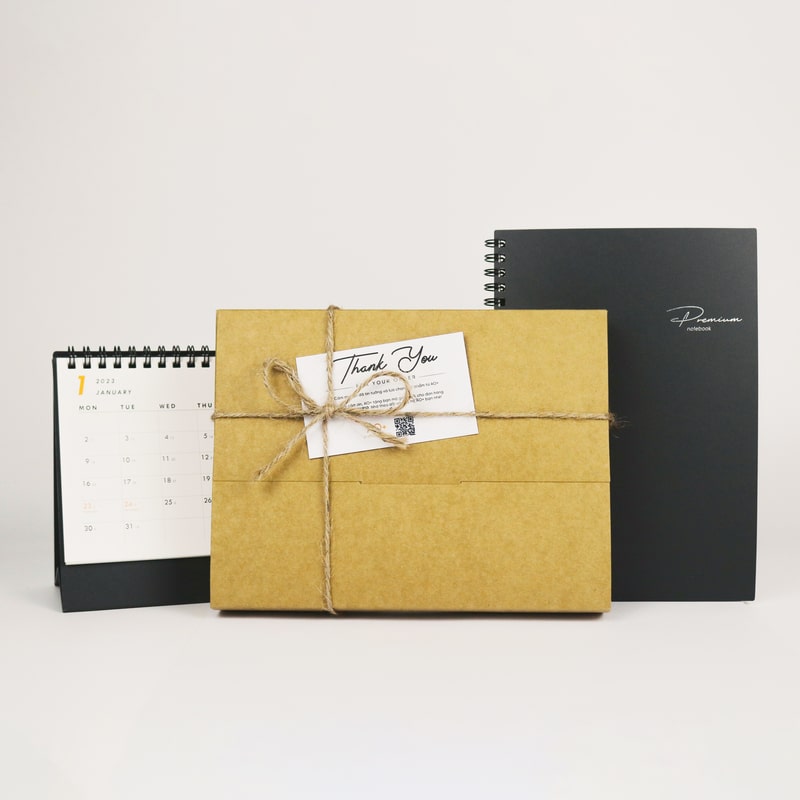 Combo Quà Tặng 4 (Lịch Để Bàn, Sổ Tay B6)