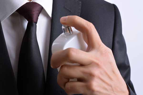 Có Nên Xịt Nước Hoa Lên Quần Áo