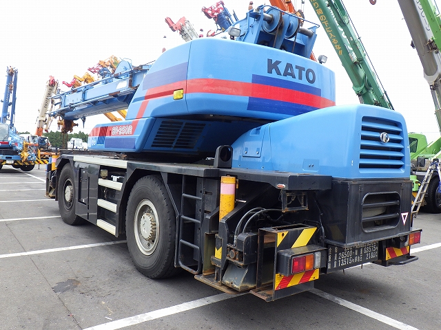 Xe cẩu bánh lốp 25 tấn Kato KR25H-V7 (2012) nhập khẩu từ Nhật Bản