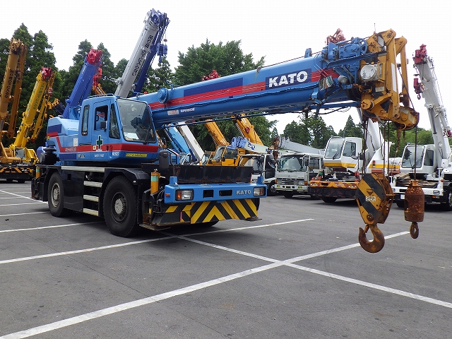 Xe cẩu bánh lốp 25 tấn Kato KR25H-V7 (2012) nhập khẩu từ Nhật Bản