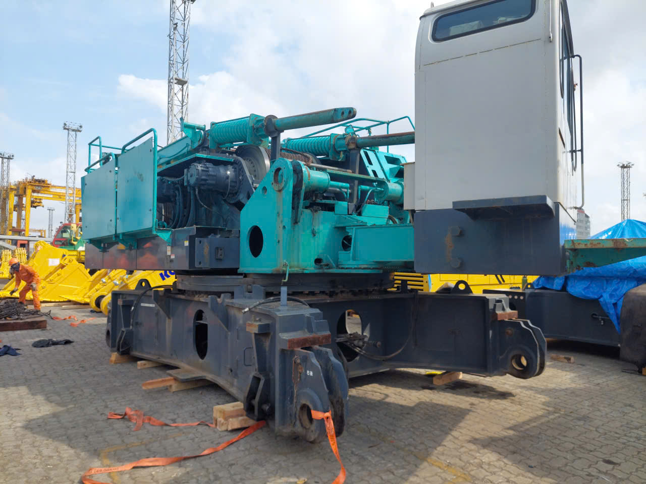Xe cẩu xích 200 tấn Kobelco 7200 (2000) nhập từ Nhật Bản