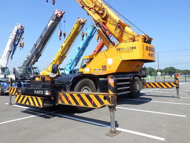 Xe cẩu bánh lốp 65 tấn Kato KR65H (2006) nhập khẩu từ Nhật Bản