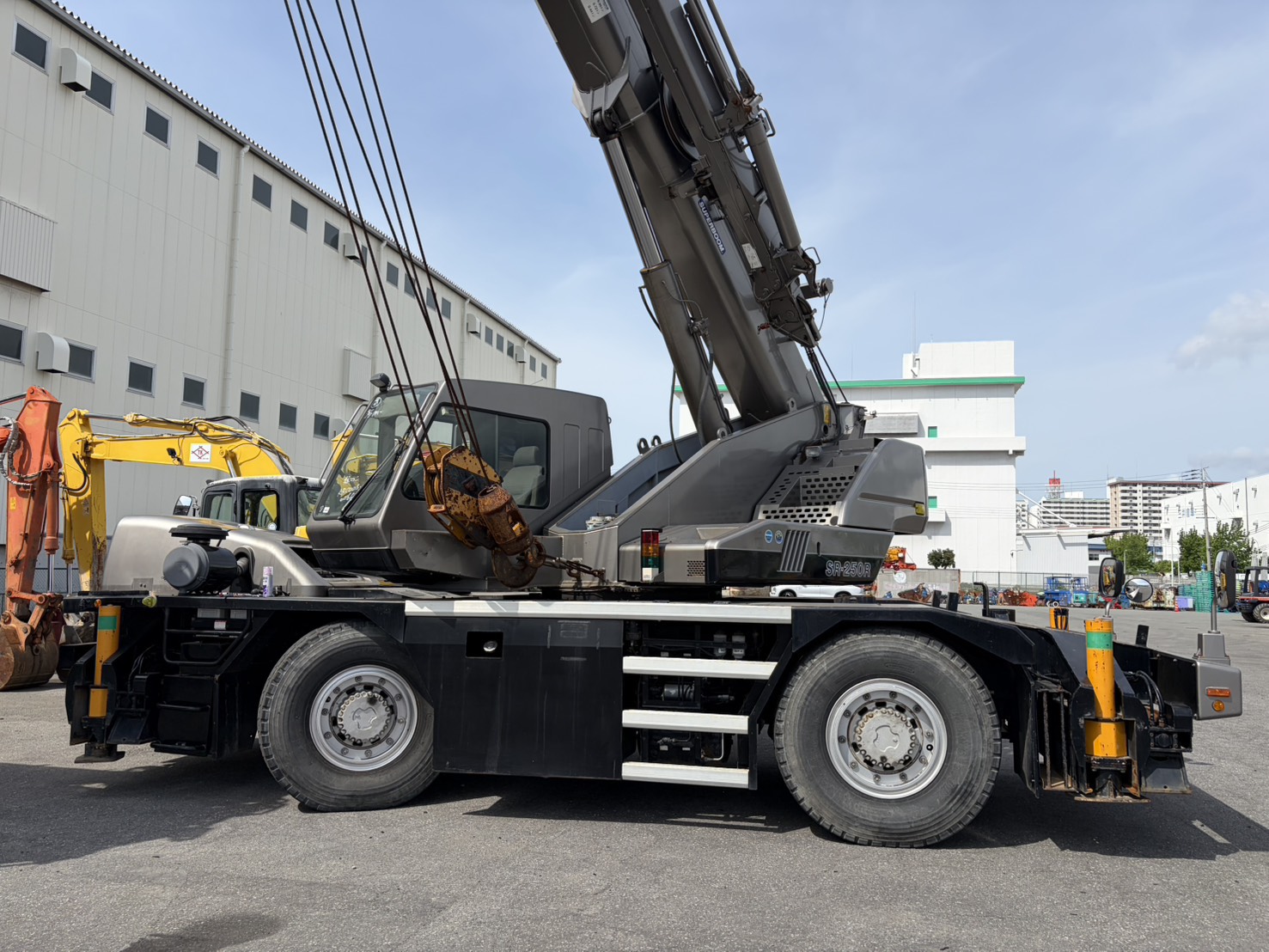 Xe cẩu bánh lốp 25 tấn Kato KR25H-V7 (2007) nhập khẩu từ Nhật Bản