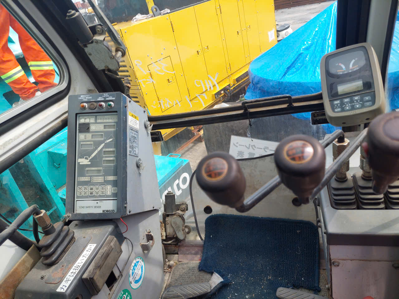 Xe cẩu bánh xích 200 tấn Kobelco 7200 (2000) nhập khẩu từ Nhật Bản