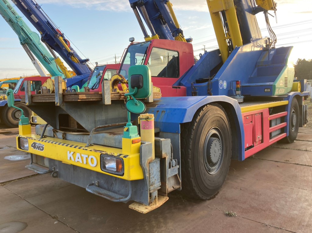 Xe cẩu bánh lốp 65 tấn Kato KR65H (2006) nhập khẩu từ Nhật Bản