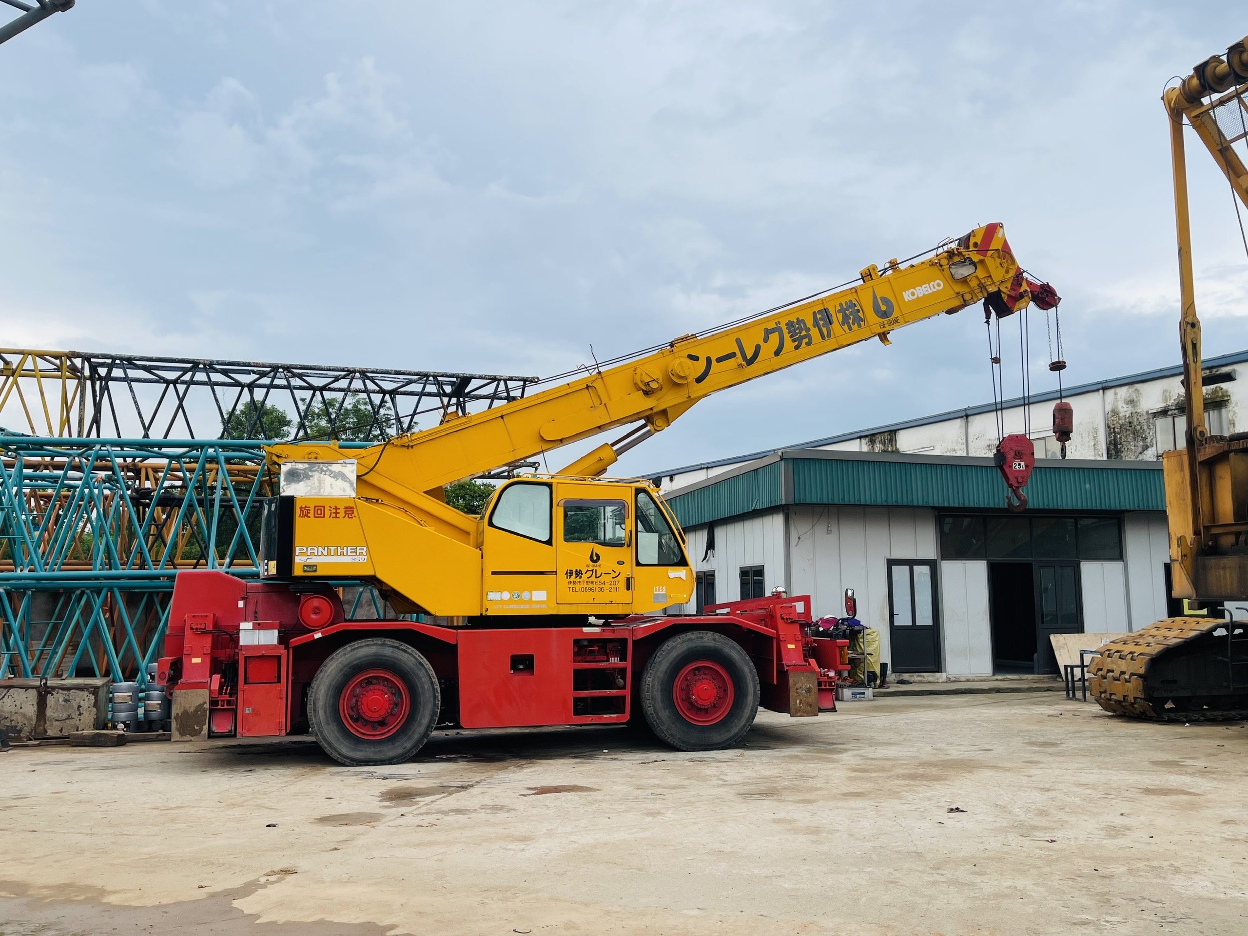 Xe cẩu bánh lốp 25 tấn Kobelco RK250-6 (2004) nhập khẩu từ Nhật Bản