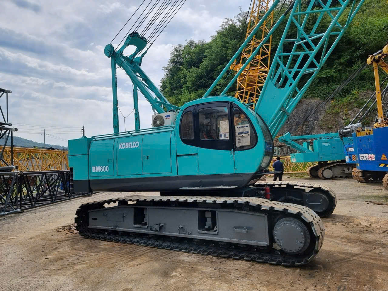 Xe cẩu bánh xích 55 tấn Kobelco BM600 (1996) nhập khẩu từ Hàn Quốc