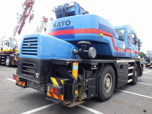 Xe cẩu bánh lốp 25 tấn Kato KR25H-V7 (2012) nhập khẩu từ Nhật Bản