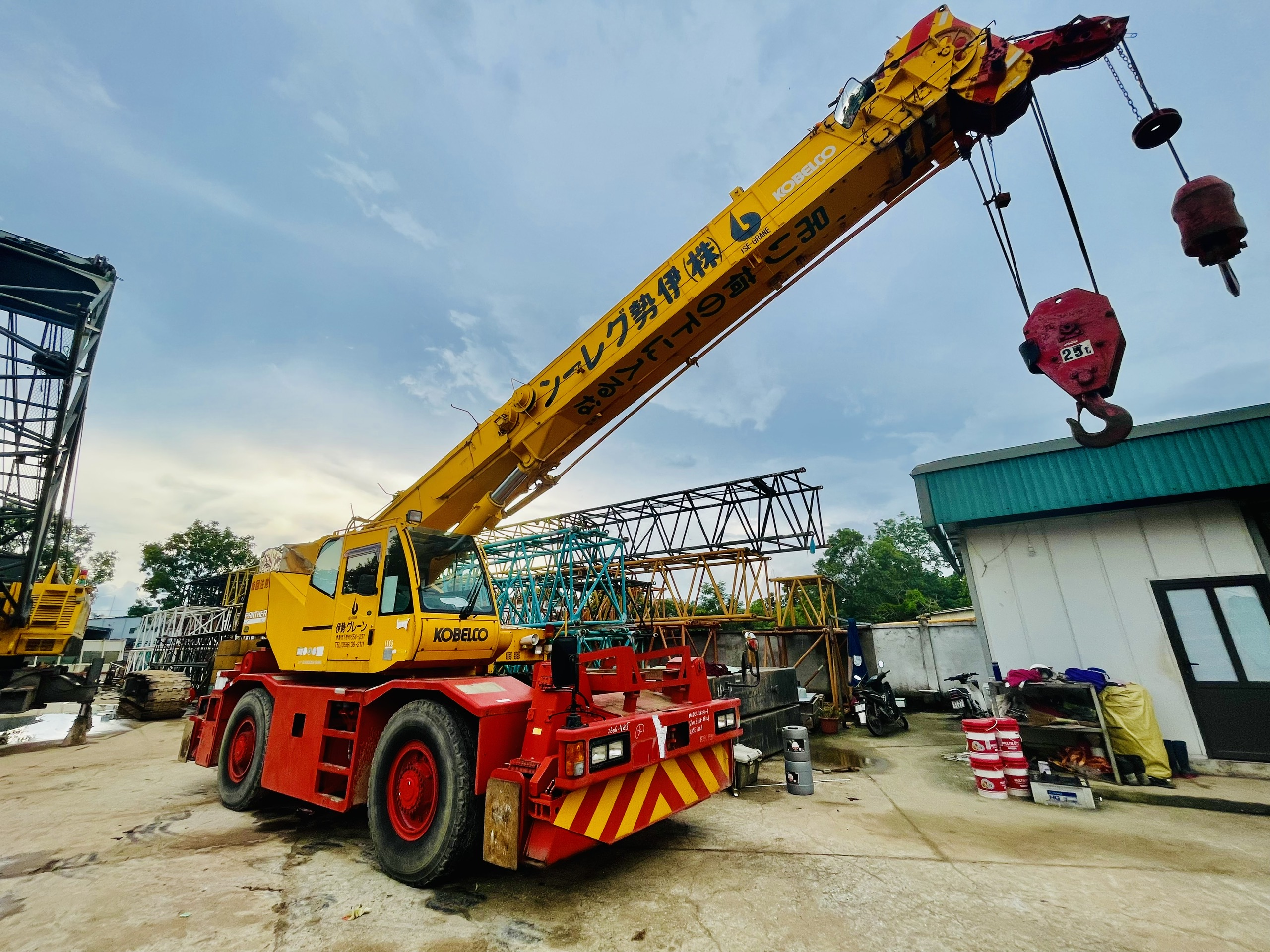 Xe cẩu bánh lốp 25 tấn Kobelco RK250-6 (2004) nhập khẩu từ Nhật Bản