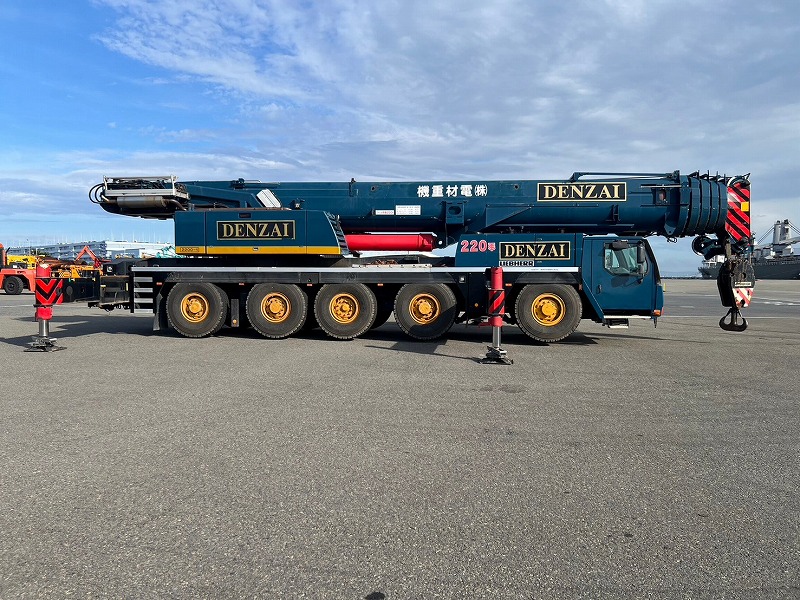 Xe cẩu bánh lốp 220 tấn Liebherr LTM1220NX nhập khẩu từ Nhật Bản
