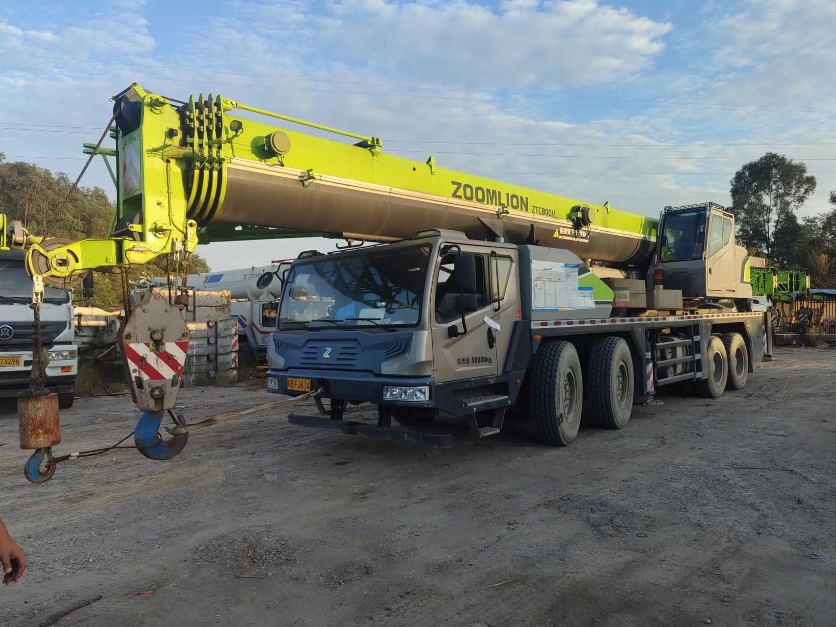 Xe cẩu bánh lốp 80 tấn Zoomlion ZTC800V562 (2019) nhập khẩu từ China