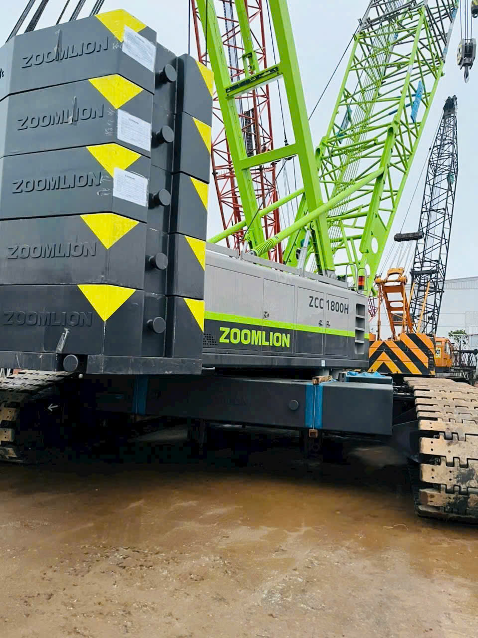 Xe cẩu bánh xích 180 tấn Zoomlion ZCC1800H nhập khẩu từ Trung Quốc