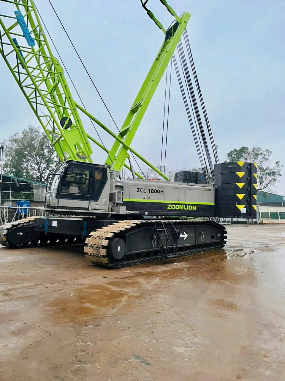 Xe cẩu bánh xích 180 tấn Zoomlion ZCC1800H nhập khẩu từ Trung Quốc
