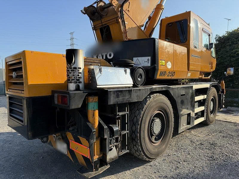 Xe cẩu bánh lốp 25 tấn Kato KR25H-V7 (2008) nhập khẩu từ Nhật Bản