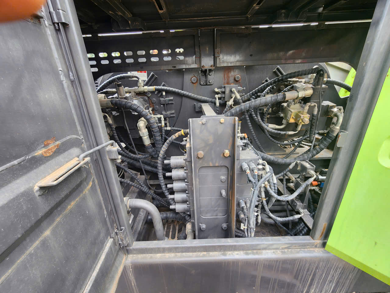 Xe cẩu bánh xích 85 tấn Zoomlion ZCC850V (sx: 2021) nhập khẩu từ Trung Quốc