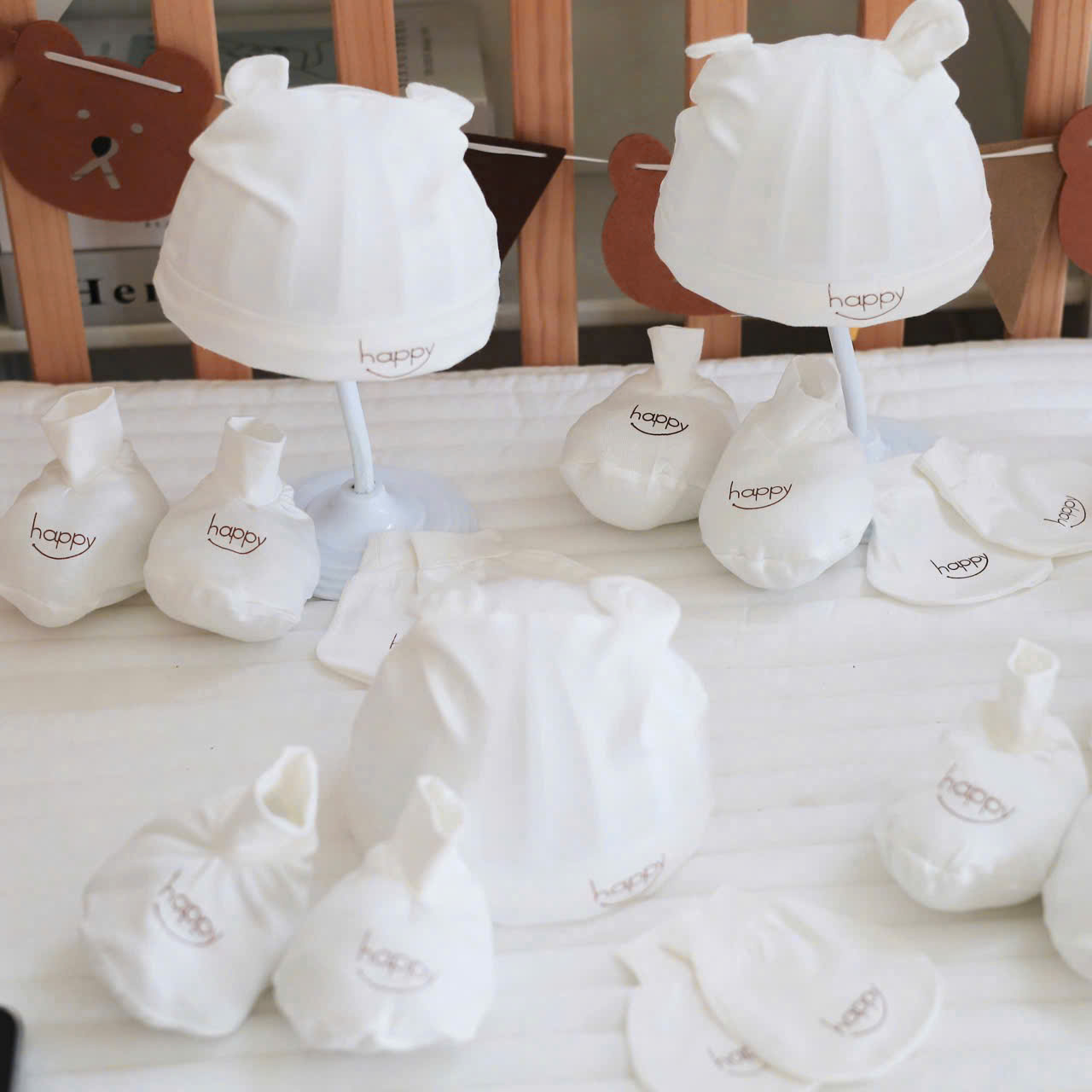 Set Mũ Bao Tay Bao Chân Cho Bé Sơ Sinh Chất Petit Nền Màu Trơn Chữ Happy Mềm Mịn, Thoáng Mát, Co Giãn Tốt Happy Kids