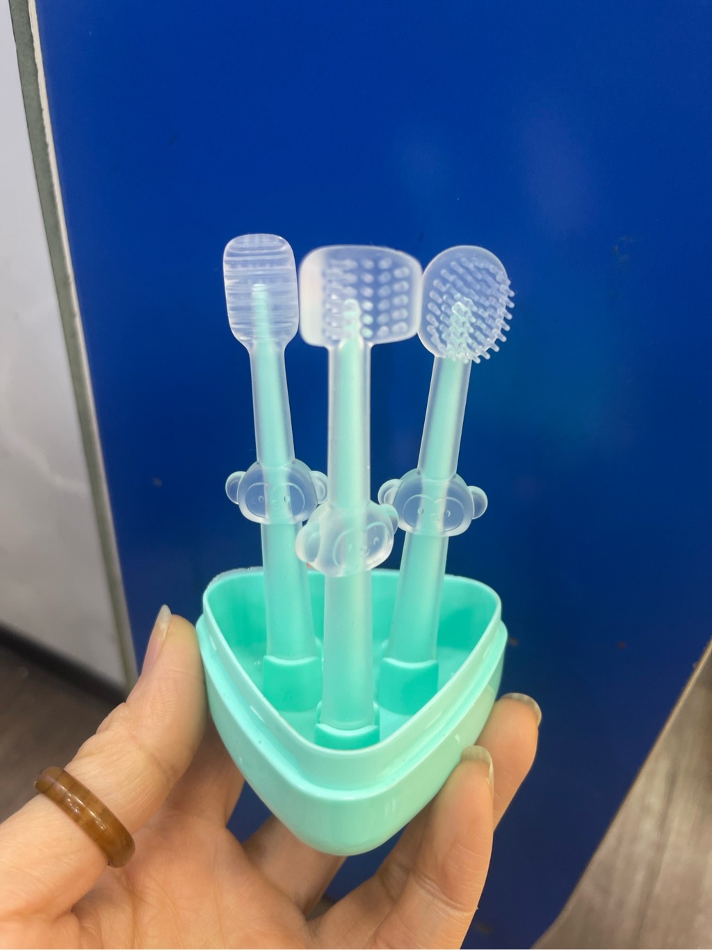 Set 3 bàn chải rơ lưỡi silicon 3 giai đoạn hogokids có hộp đựng cho bé từ 0-18m