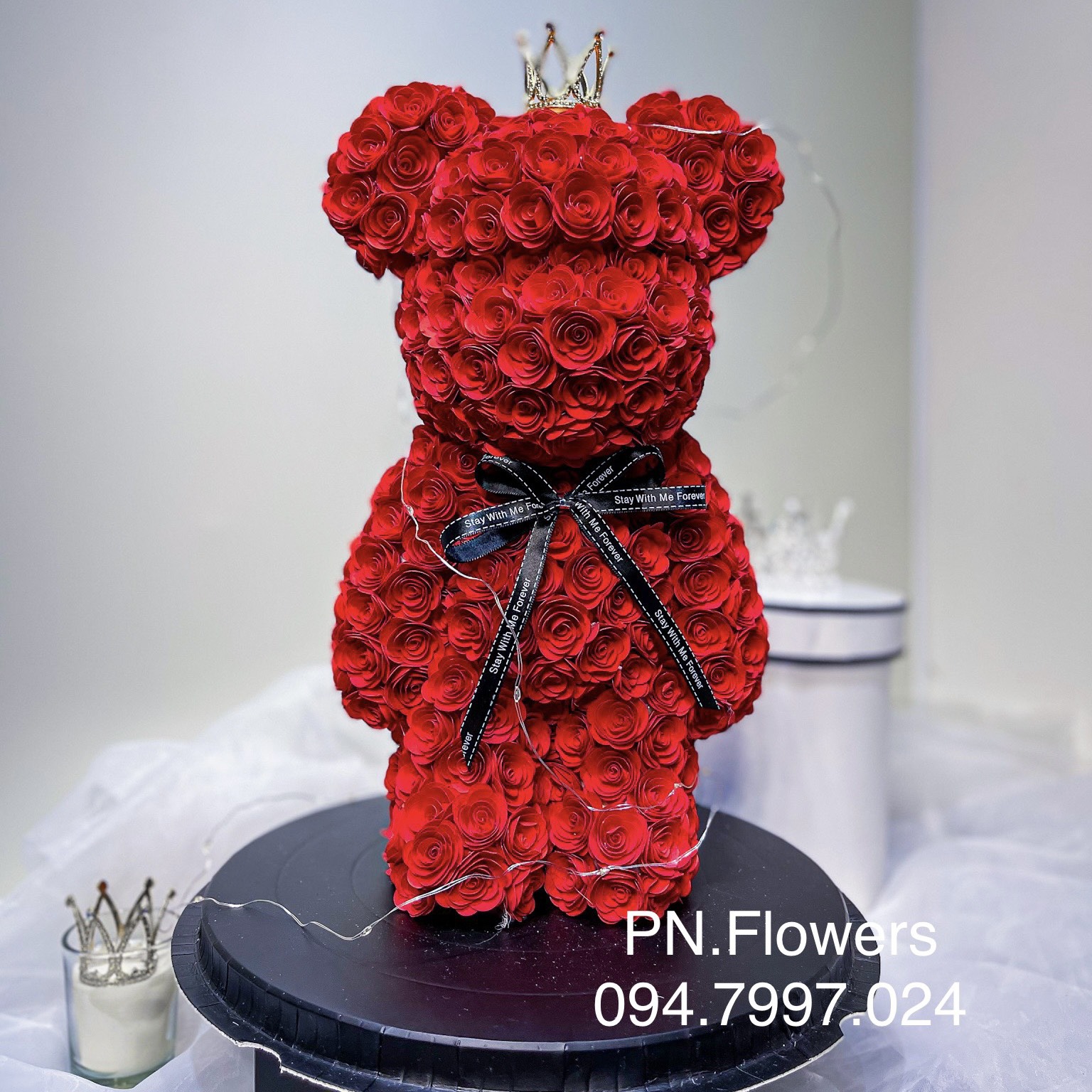 Gấu bearbrick Đỏ hoa giấy mỹ thuật 45cm Fullbox mica trong + Vương Miện+Đèn+Thiệp