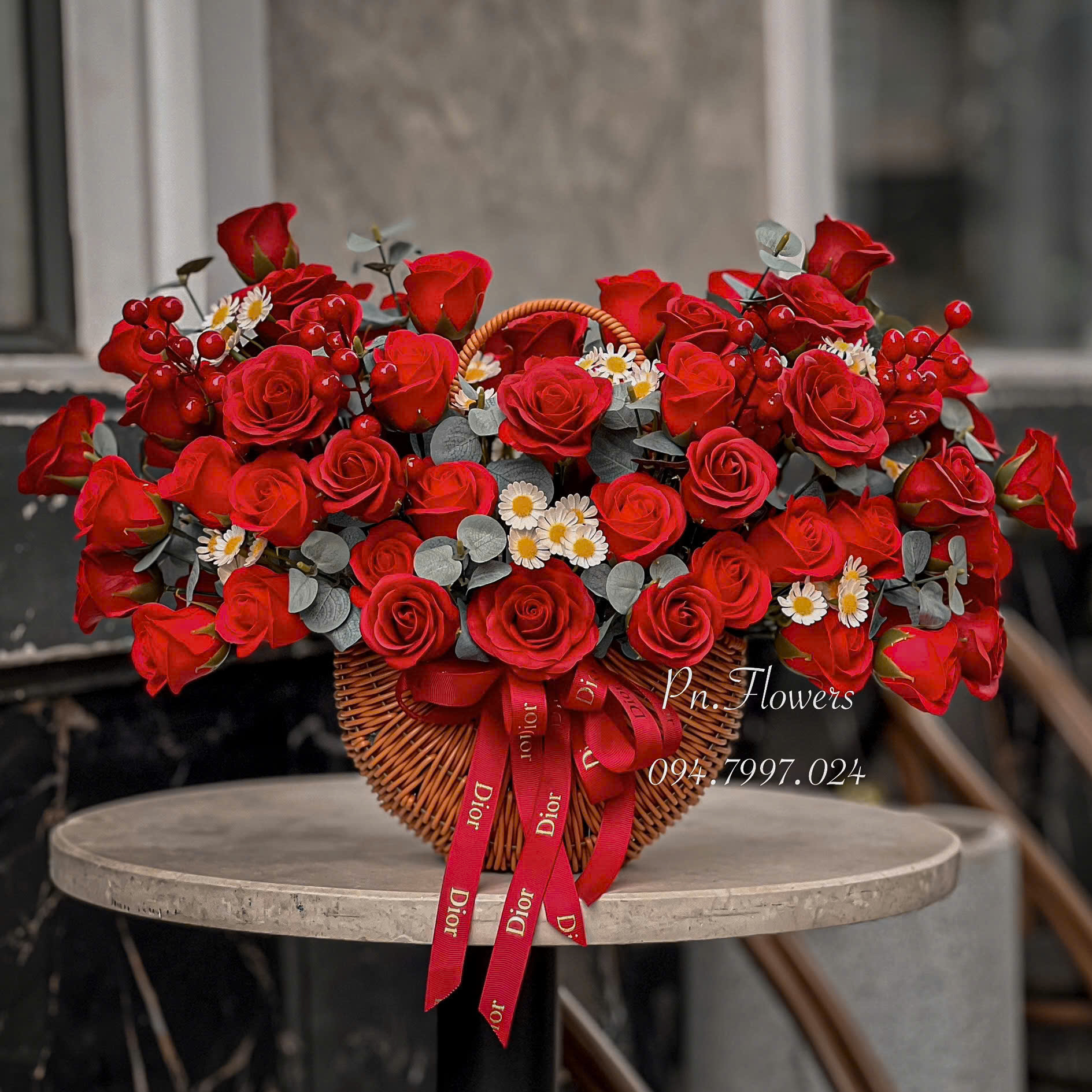 Giỏ hoa sáp 95 bông tone đỏ đô