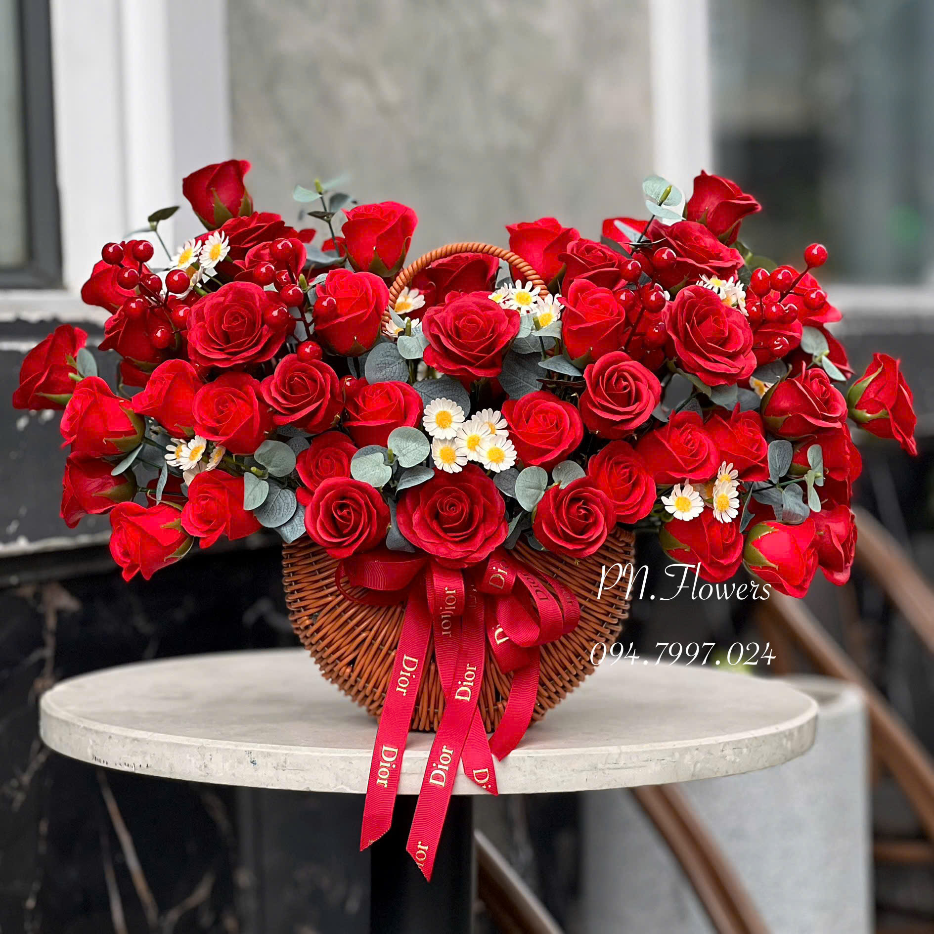 Giỏ hoa sáp 95 bông tone đỏ đô