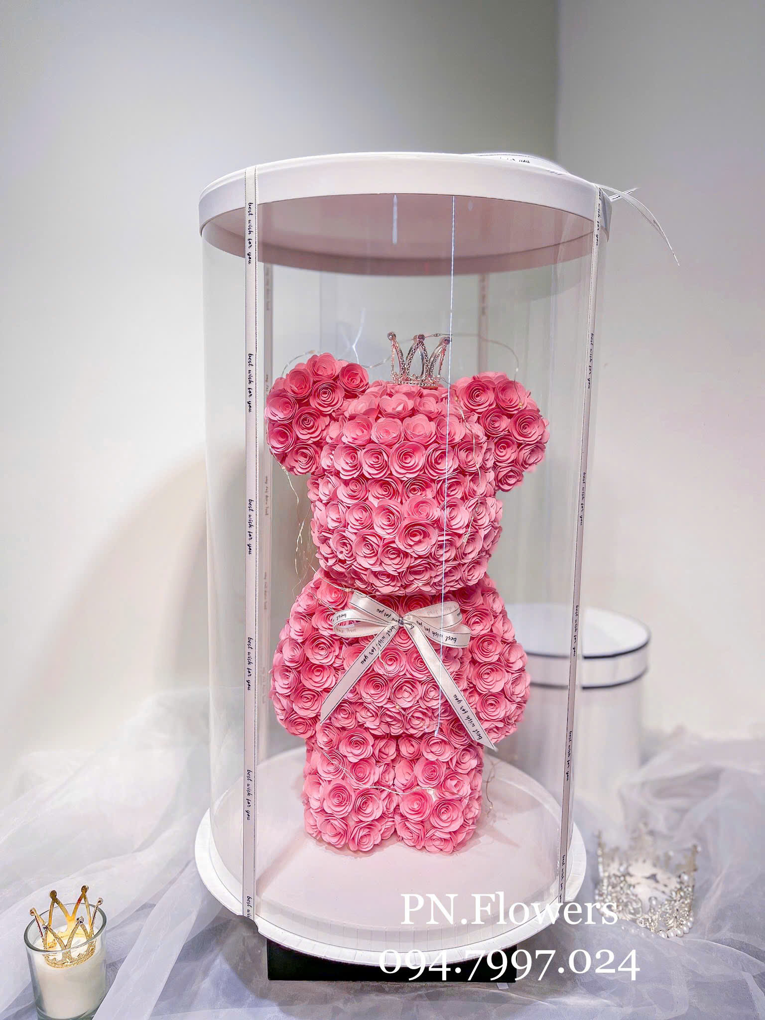 Gấu bearbrick Hồng hoa giấy mỹ thuật 45cm Fullbox mica trong + Vương Miện+Đèn+Thiệp