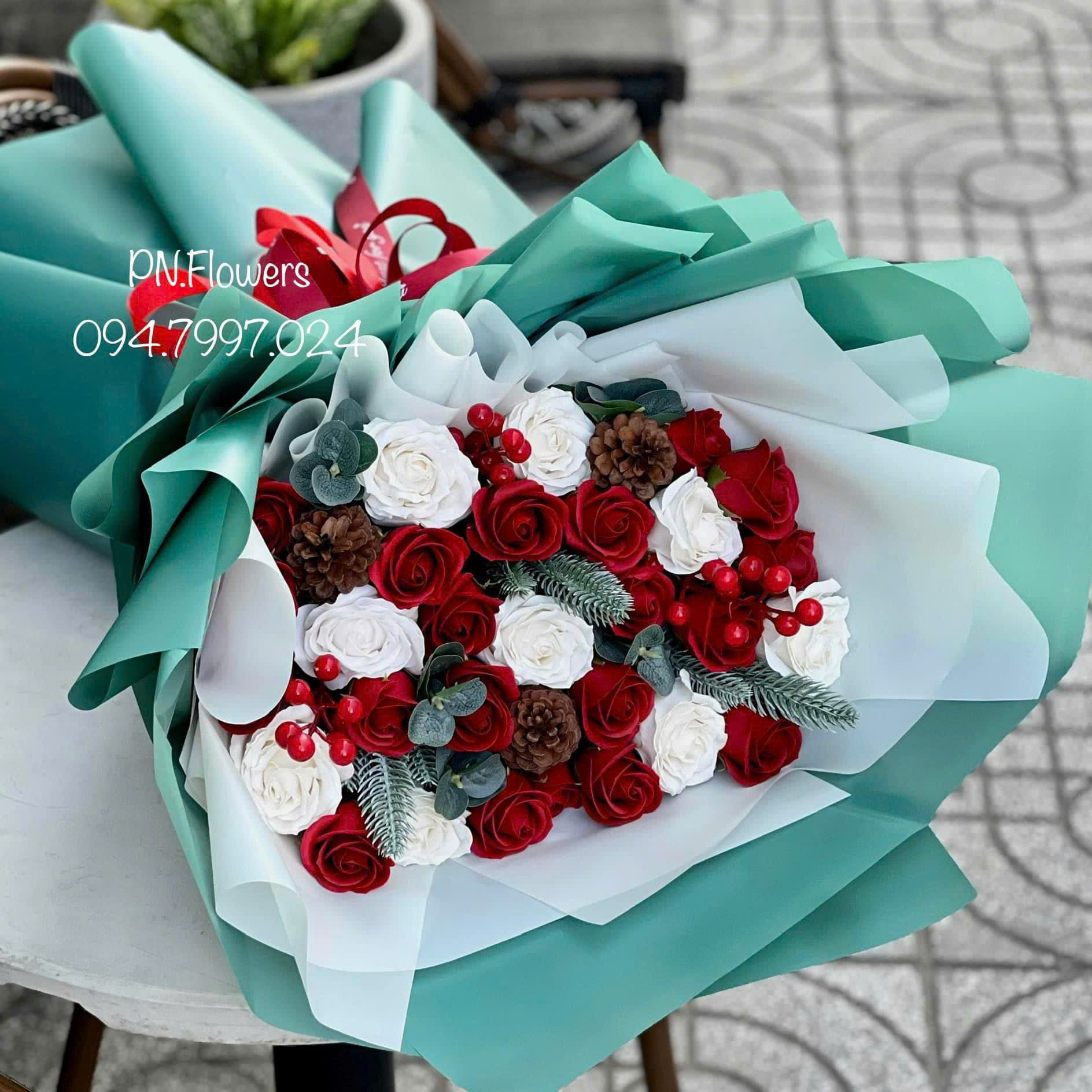 Bó hoa sáp Noel 40 bông mix quả thông