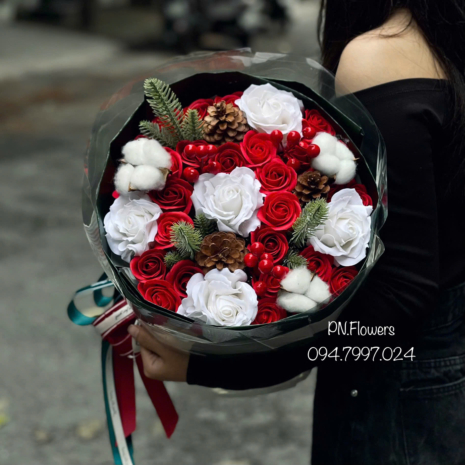 Bó hoa sáp tone noel 33 bông mix tone đỏ