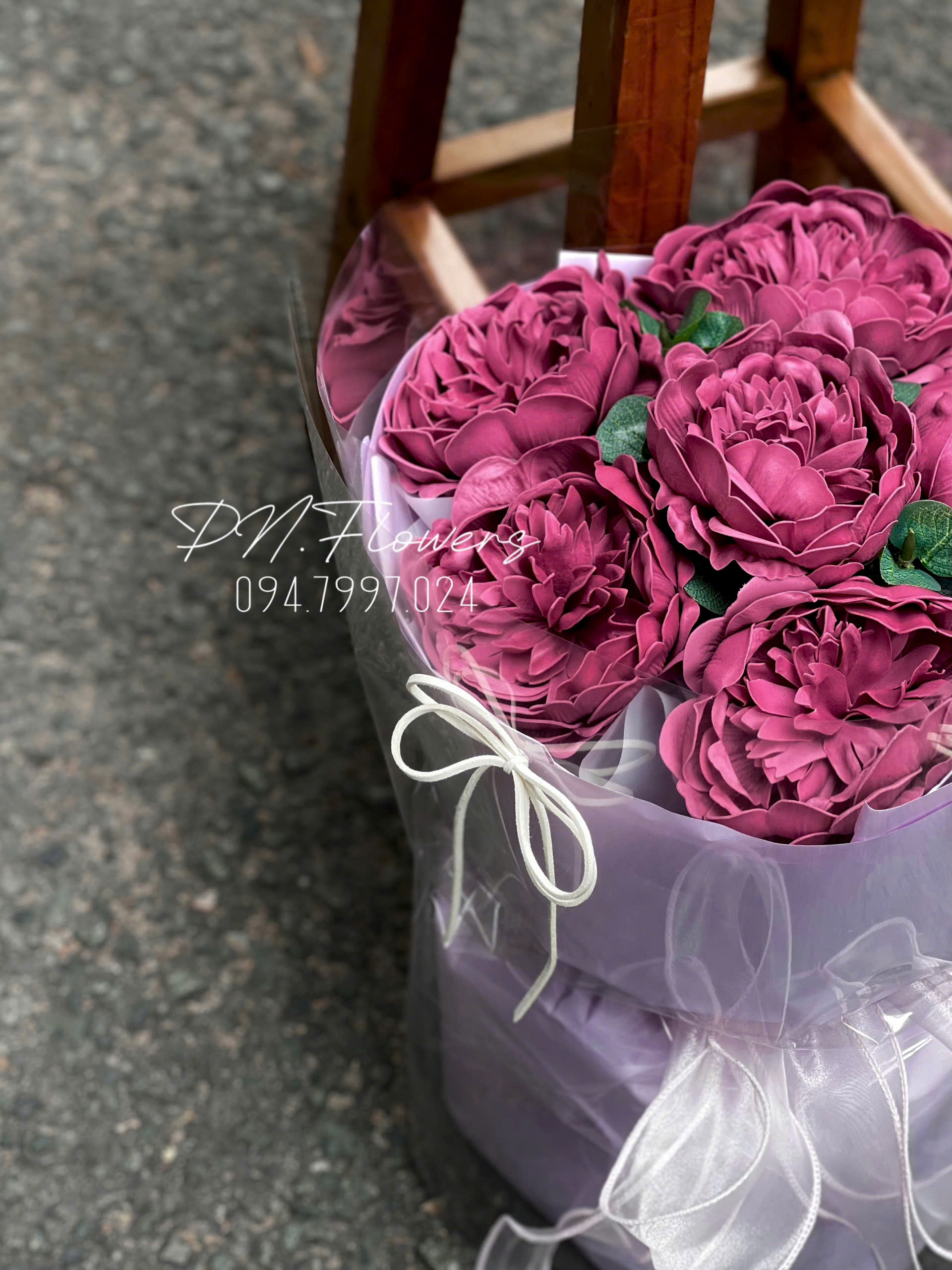 Bó Hoa Sáp Mẫu Đơn 6 Bông Tím Than