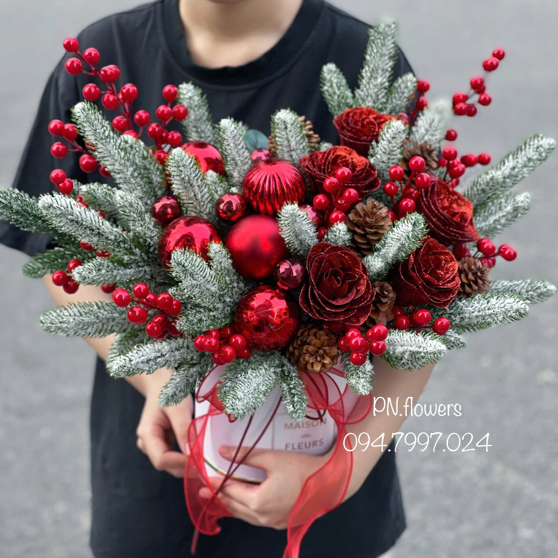 Chậu hoa sáp noel mix lá thông