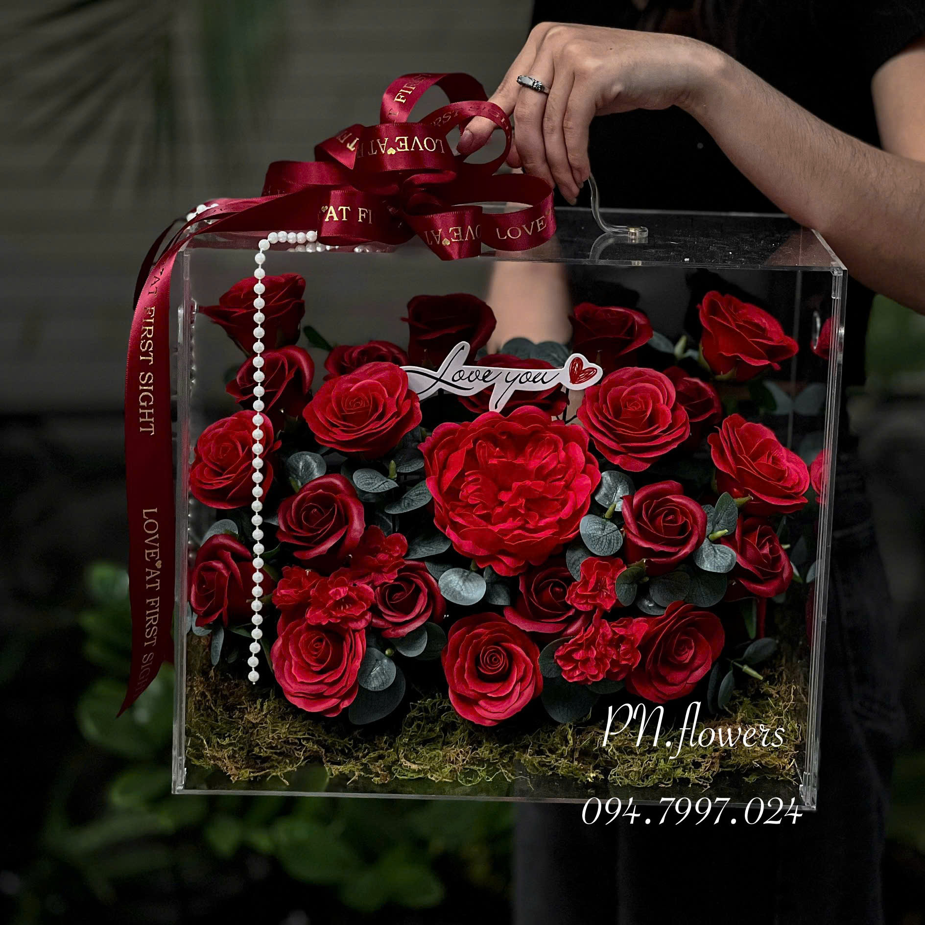 Vali Hoa Sáp Quà Tặng Valentine Tone Đỏ Size Lớn